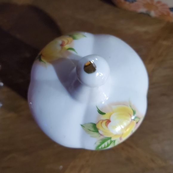 Vintage Hand painted Porcelain Yellow Rose Trinket box - Picture 4 of 9